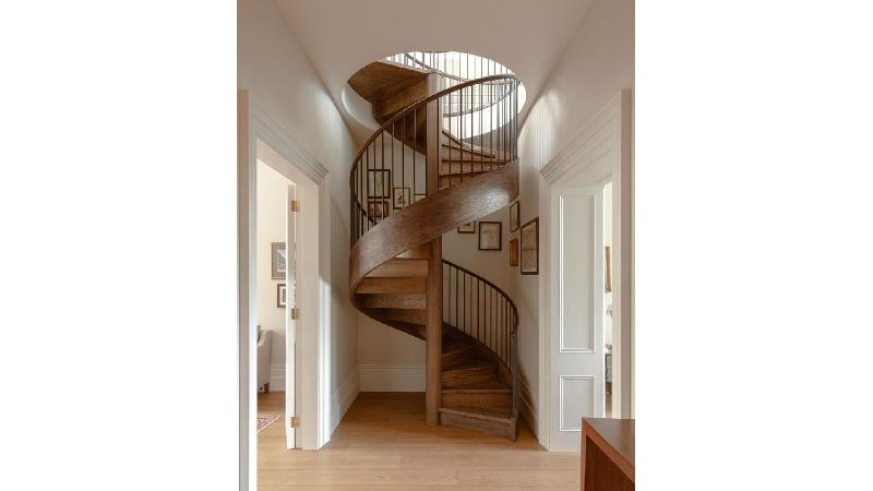 نصب و اجرا پله گرد چوبی