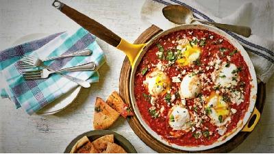 تخم مرغ پخته را با سس گوجه فرنگی درست کنید