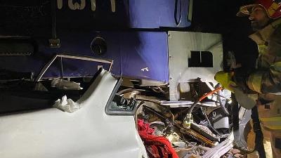 پراید در تصادف با قطار له شد