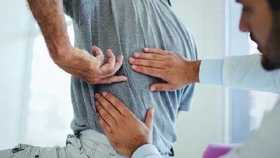 درد در سمت چپ بدن می تواند به دلیل مشکل سیاتیک باشد