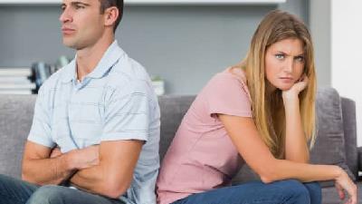 چرا نسبت به همسر خود بی علاقه و دلزده می شویم