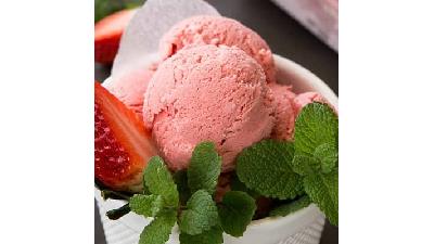 چطور خودمان بستنی توت فرنگی با ثعلب درست کنیم