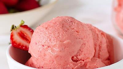 روش درست کردن بستنی توت فرنگی در خانه