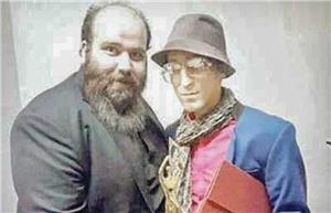 مرتضی پاشایی در کنار بادیگاردش