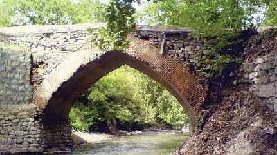 پل برغان یکی از دیدنی های این سروستا است