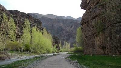 در مسیر کلات نادری از دره آل دیدن کنید