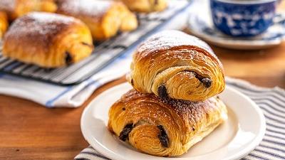 نان کروسان شکلاتی را چطور در خانه درست کنیم