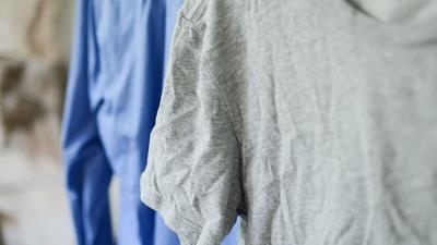 چگونه چروک لباس را بدون اتو رفع کنیم و از بین ببریم