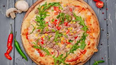 دستور پخت پیتزای تن ماهی چگونه است