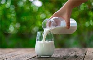 از شیر به عنوان پاک کننده آرایش صورت استفاده کنید