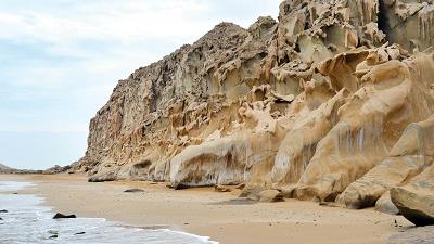 صخره های ساحل مکسر منحصر به فرد است