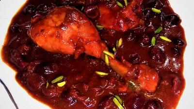 خورشت مرغ با سس آلبالو طرز تهیه آسانی دارد