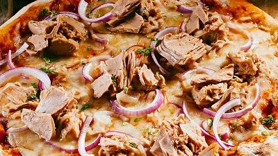 پیتزا تن ماهی را چطور در خانه درست کنیم