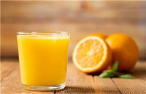 برای نشکستن ناخن از آب پرتقال استفاده کنید