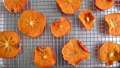 خرمالو را می توانید با بخاری یا شوفاژ خشک کنید