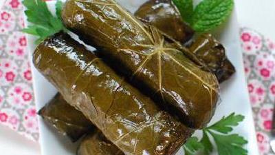 دلمه برگ مو را چگونه خوشمزه و مجلسی درست کنیم