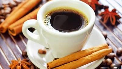 استفاده از دارچین یکی از بهرتین روش ها برای طعم دار کردن قهوه است