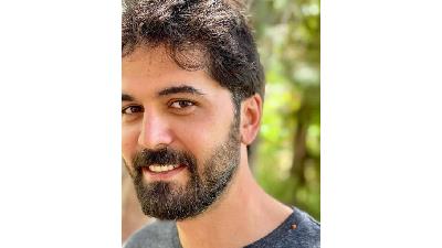 پاشا رستمی بازیگر نقش احمد در سریال برف بی صدا می بارد