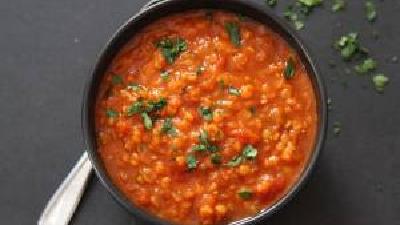 خورشت عدس را هم با برنج می خورند و هم با نان