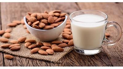 شیر بادام از شیرهای گیاهی بسیار مفید است