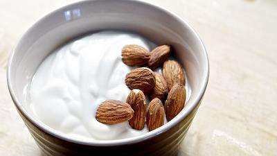 برای کاهش وزن ماست را با بادام بخورید