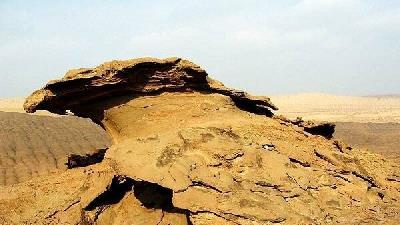 صخره همای سعادت یکی از دیدنی های کویر کوه سرخ سمنان است