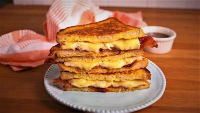 برای مهمانان خود صبحانه تست کالباس و پنیر تهیه کنید