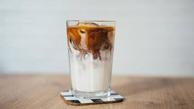 آیس لاته کاراملی را چطور در خانه درست کنیم