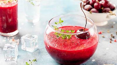 یخ در بهشت آلبالویی نوشیدنی مناسب برای روزهای گرم است