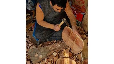 چوب تراشی شغل اصلی مردم روستای شالما است