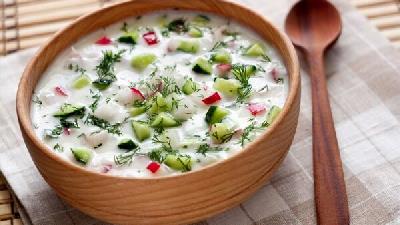 طرز تهیه آب دوغ خیار سنتی چگونه است