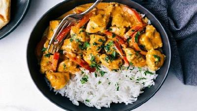 خورش کاری مرغ را با برنج بخورید