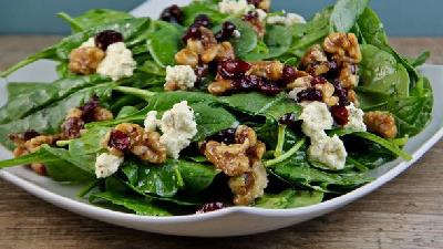 سالاد اسفناج را با انار و گردو درست کنید