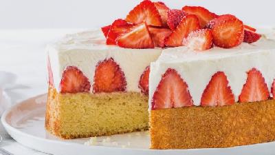 دستور پخت کیک توت فرنگی را یاد بگیرید