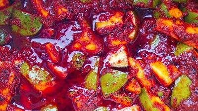 ترشی انبه تند اما خوشمزه است