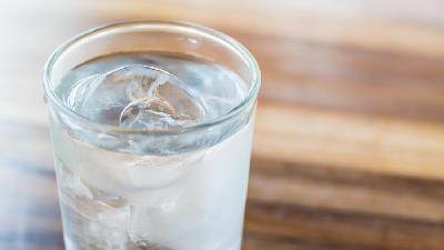 خوردن آب یخ چه ضررهایی دارد