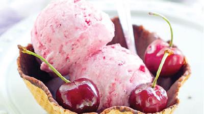 طرز تهیه بستنی آلبالویی را یاد بگیرید