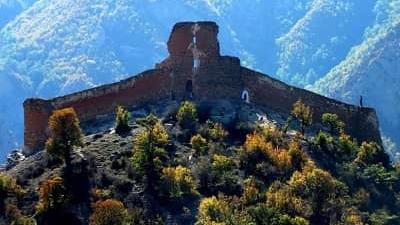 قلعه کنگلو از مناطق دیدنی سواد کوه است