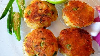 کوکو سیب زمینی شکم پر را با پنیر پیتزا و مرغ چرخ شده درست کنید