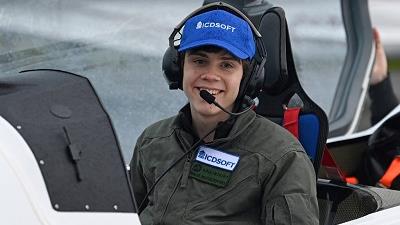 پسر 17 ساله در 5 ماه با هواپیما به دور دنیا سفر کرد