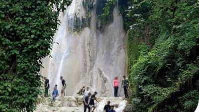 آبشار اسکلیم یک آبشار آهکی است