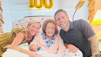 مادربزرگ 99 ساله در کنار صدمین نوه اش