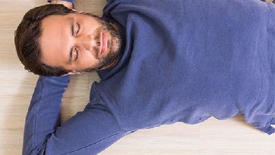 خوبی ها و بدی های خوابیدن روی زمین چیست