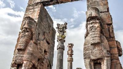 اسکندر مقدونی تخت جمشید را به آتش کشید