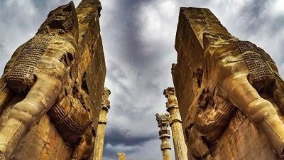 تخت جمشید از بناهای دوران هخامنشیان است