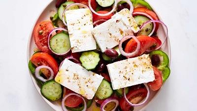 مواد لازم و دستور تهیه سالاد یونانی را بخوانید