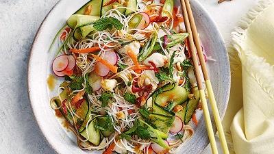 سالاد رشته فرنگی با مرغ خیلی خوشمزه می شود