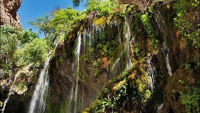 آبشار آب ملخ در نزدیکی شهر سمیرم استان اصفهان واقع شده است