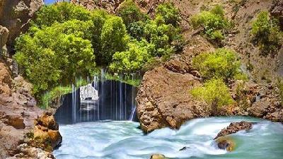 آبشار آب ملخ یکی از بهترین گزینه های طبیعت گردی است