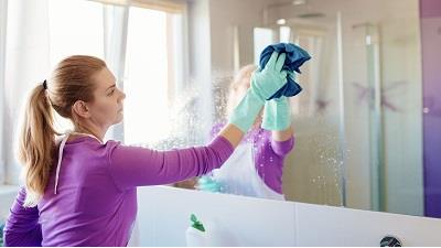 بهترین روش برای تمیز کردن آیینه حمام چیست